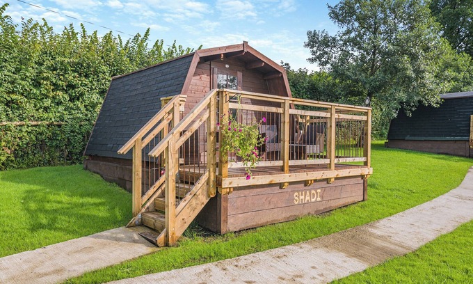Ammanford Cabaña | Glamping pod with views over the Carmarthen countryside, perfect for a romantic break for two.