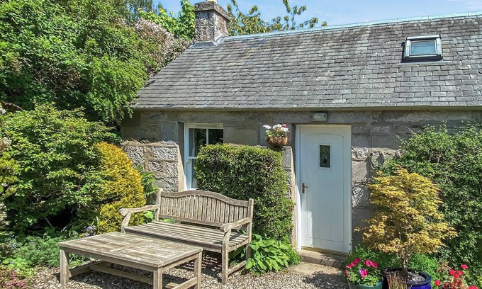 Pitlochry Cabaña | Elnagar Cottage is a delightful one bedroom holiday cottage in Pitlochry, ideal for couples.