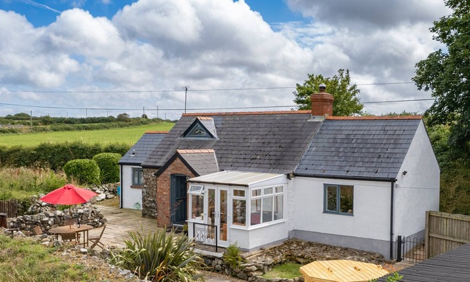 Goodwick Cabaña | 1 bedroom accommodation in Strumble Head Peninsula