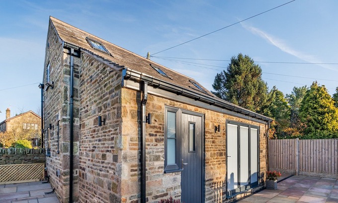 Bagillt Cabaña | 1 bedroom accommodation in Brampton, near Chesterfield