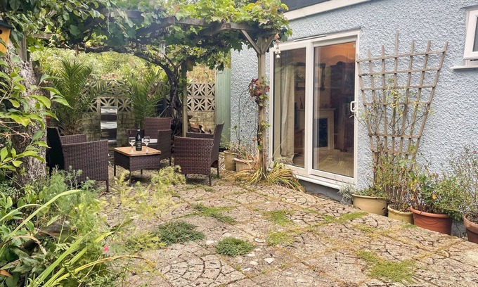 Corfe Mullen Cabaña | 1 bedroom accommodation in Beacon Hill, Poole
