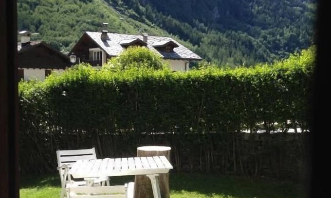 Pallusieux Apartamento | Apartamento de 1 dormitorio con jardín privado y el monte. Blanc