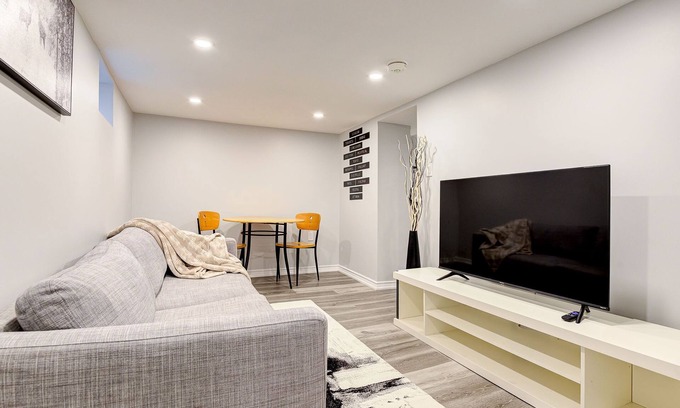 Mount Hope Huron Park Casa | 1 Bedroom Apartment Downtown - Close to Hospital and University