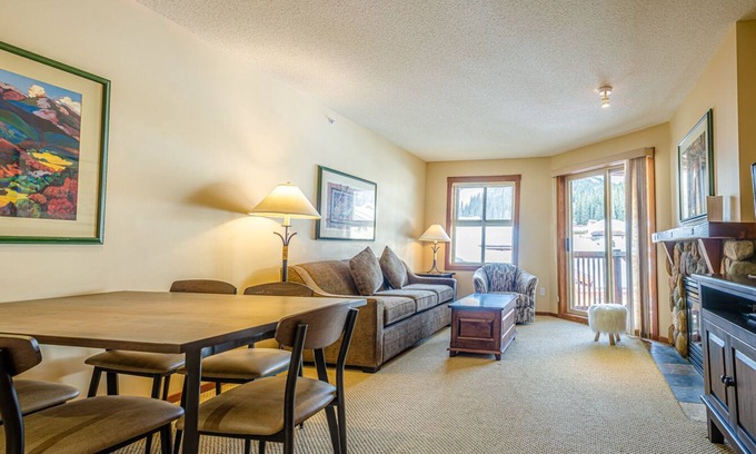 Sun Peaks Cabina | Apartamento de 1 dormitorio en el centro del pueblo, ski in / out