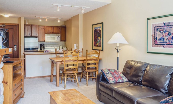Sun Peaks Cabina | Apartamento de 1 dormitorio en el centro del pueblo, ski in / out