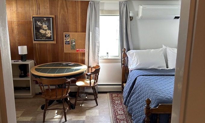 Bingham Apartamento | 1 Bedroom Apartment in 1830s Historical Bingham Maine Building