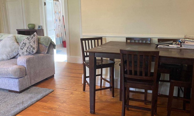 Albion Apartamento | 1 bedroom apartment, king bed, in owner occupied duplex, close to highways, etc
