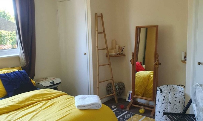 Horsham Apartamento | 1 bedroom apartment wt ext leather sofa chair. 10 minutes to city center