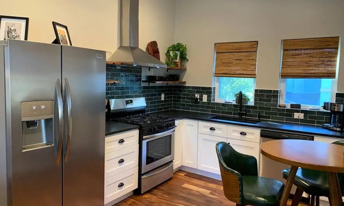 City Park West Apartamento | 1 Bedroom Apt, Full Kitchen, private unit in City Park!