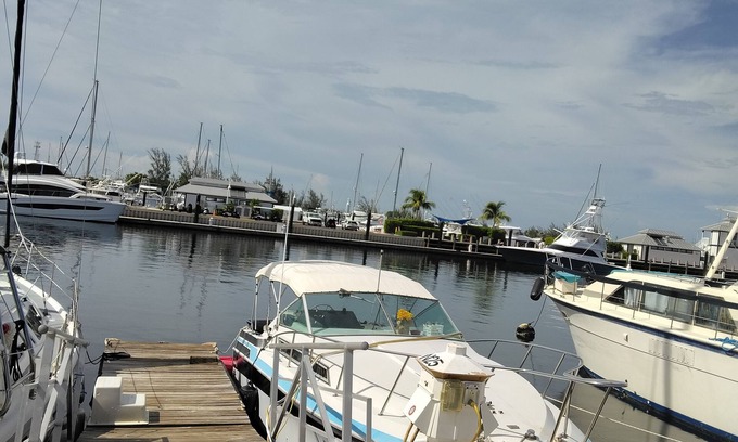 Key West Alquiler De Eote | 1-bedroom boat at the Perry with AC, fitness room and 2 swimming pools