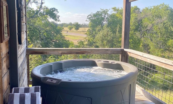 Fredericksburg Cabina | 1-bedroom cabin minutes from Main Street Fredericksburg