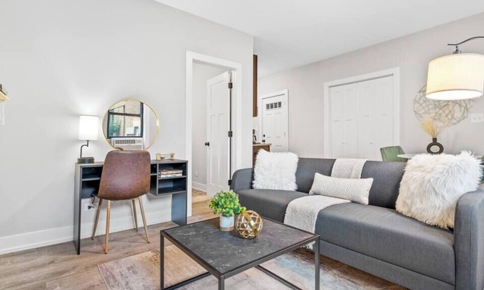 Boystown Apartamento | Chic 1BR Apt w/ In-Unit Laundry