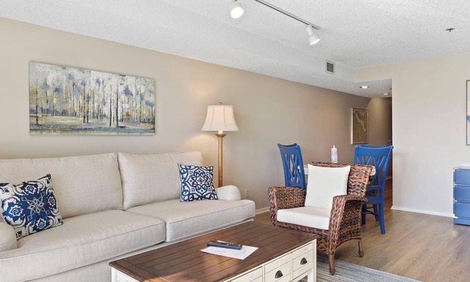 Charlevoix Condominio | 1 Bedroom Condo with Waterfront Access | Pool, Hot Tub, Sauna | Patio