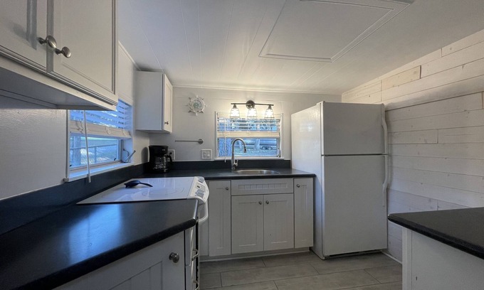 Bayport Casa | 1 bedroom cottage 5 mins to Pine Island Park, 10 minutes to WEEKI WACHEE SPRINGS