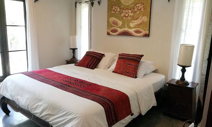 Choeng Doi Cabaña | 1 dormitorio casa w / despensa, sala de estar y amplio balcón