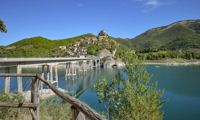 Castel di Tora Apartamento | Acogedor apartamento de 1 dormitorio en Castel di Tora