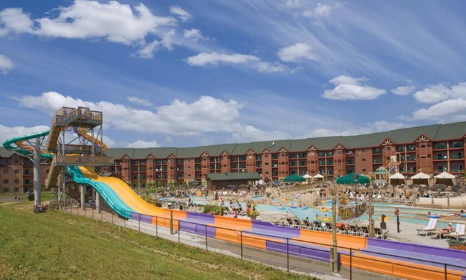 Lake Delton Complejo | 1 Bedroom Deluxe at Glacier Canyon Lodge!! Waterpark included!!