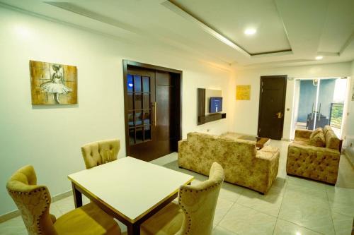 Ofin Casa | 1-Bedroom Flat - Sleeps 3 - Pool - Spa - Parking
