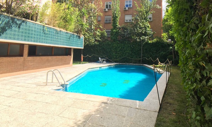 Nueva España Apartamento | Piso de 1 dormitorio con piscina y balcón en Madrid