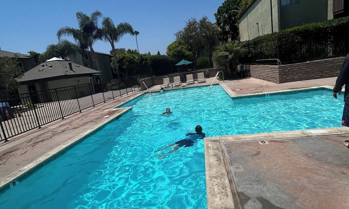 Jefferson Condominio | 1 bedroom, for 2, with shared living room, in West LA, pool, hottub