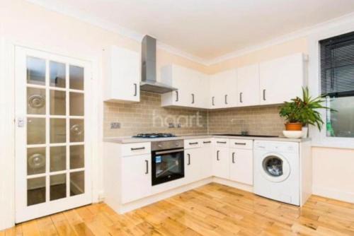 Dormers Wells Apartamento | 1 bedroom ground floor flat with garden