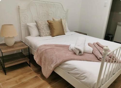 Hornsby Casa | 1 bedroom guesthouse close 2Train&Westfield