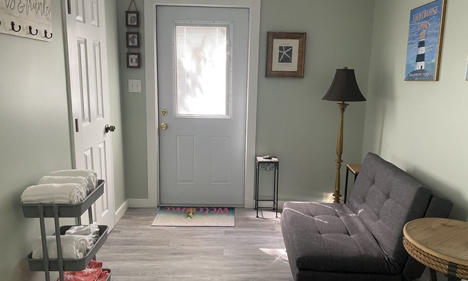 Lake Worth Corridor Cabaña | 1 Bedroom House,Fenced Backyard, Private Patio, Firepit, Grill, Driveway Parking