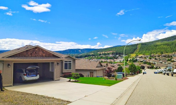 Central Okanagan Cama Y Desayuno | 1 bedroom lake Mountain view