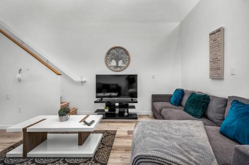 Wilshire Apartamento | 1-Bedroom Lofts in Hollywood Modern Design, Balcony, Parking & Hollywood Sign