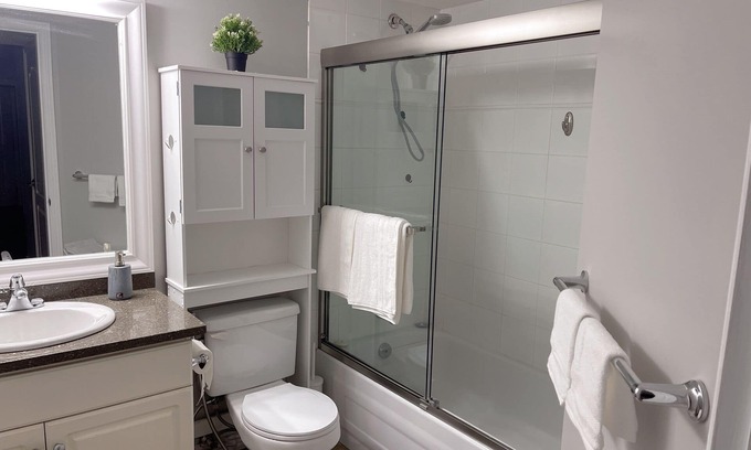 Guildford Casa | 1 bedroom & parking Great Vancouver