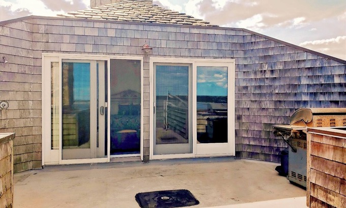Adamsville Condominio | 1 bedroom penthouse, 3rd floor condo overlooking Ocean & Westport Harbor, MA.
