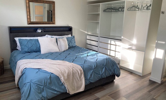 Hanna Farm Neighbors Apartamento | 1-bedroom, Pet friendly, with fireplace, king bed and cruiser bikes.