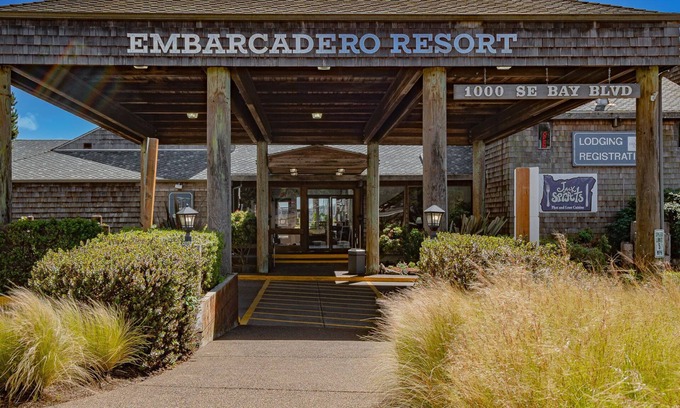 Newport Apartamento | 1-Bedroom Queen Suite with Balcony & Pool Access
