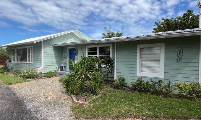 New Smyrna Beach Apartamento | 1 dormitorio "Seahorse Suite" - a pie o en bicicleta a intercoastal, tiendas y restaurantes