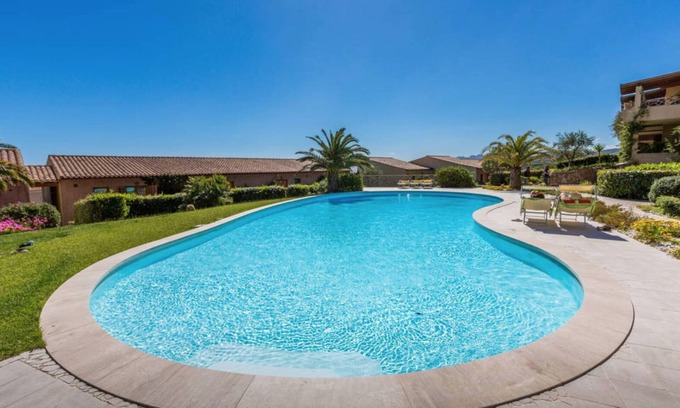 Porto Pozzo Apartamento | Apartamento de 1 dormitorio con vistas al mar y piscina grande