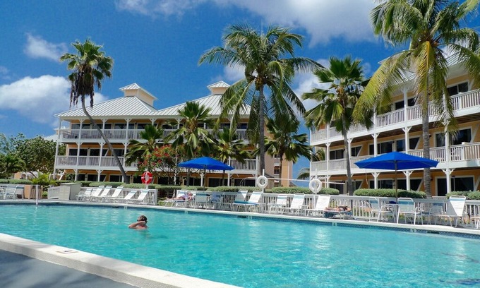 Colliers Bay Condominio | 1 Bedroom Suite poolside apartment
