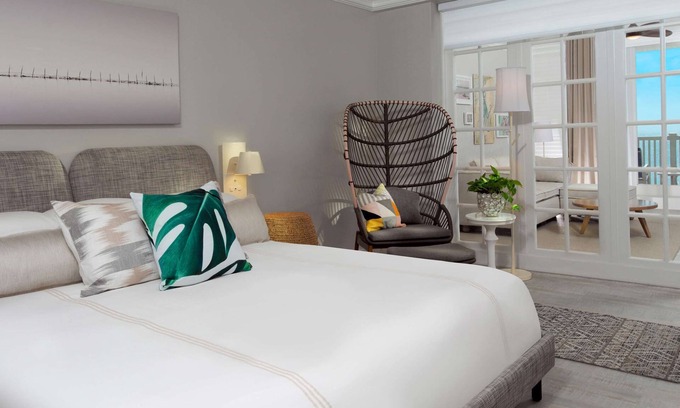 East Fort Lauderdale Hotel | 1-Bedroom Suite at a 4⭐️ Hotel