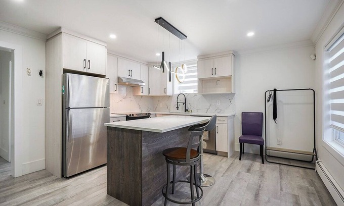 Surrey Newton Apartamento | 1 bedroom suite walking distance to all amenities