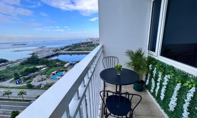 Barangay 76 Apartamento | 1 bedroom Urban resort w/ balcony & sunset view