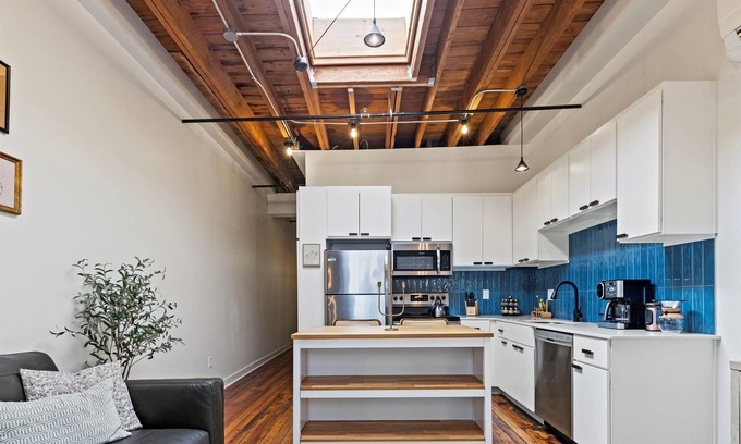 Crossroads Arts District Condominio | One Bedroom walkable to Tmobile/P&L!