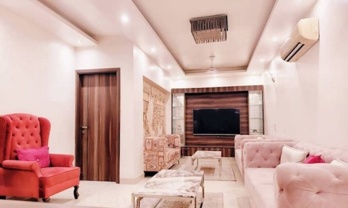 Nehru Place Apartamento | 1 BHK- GK1 near M Block Market by HostMyStay