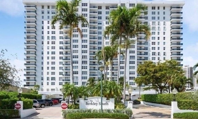 Lauderdale Beach Condominio | 1 Block from Beach, Water View, 2 Bd, 2 Bth Pool, BBQ, Gym, Tennis ct, Rec.Room