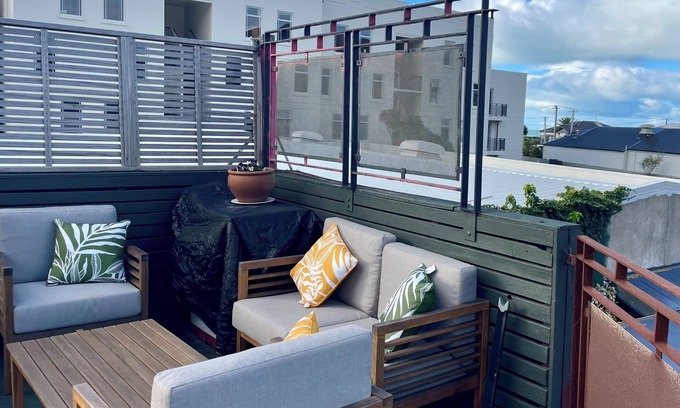 Sumner Apartamento | 1 block from the beach! Funky studio apartment with deck, in Beautiful Sumner.