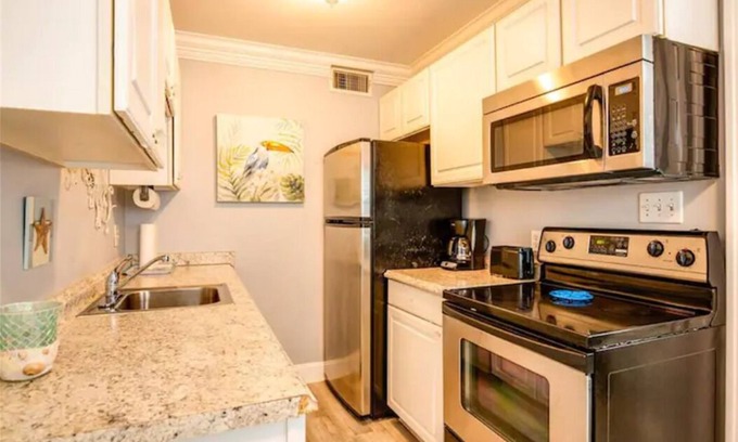 Virginia Beach Condominio | 1 block from the beach