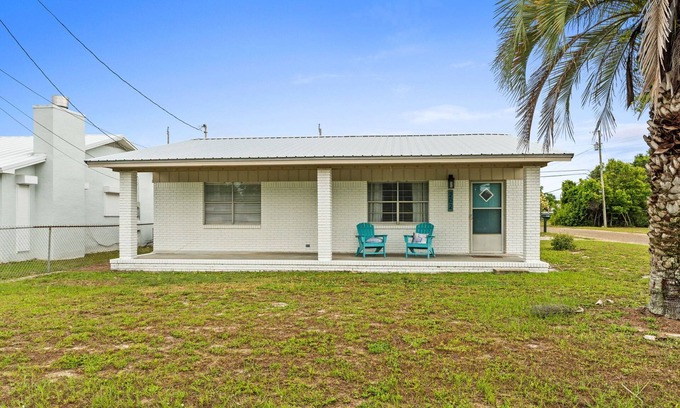 Laguna Beach Casa | 1 Block to Beach Sleeps 7 Pet Friendly Laguana Beach