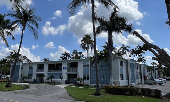 Old Naples Condominio | 1 Block to Beach, heart of Old Naples, renovated fall ’23, Perfect Location