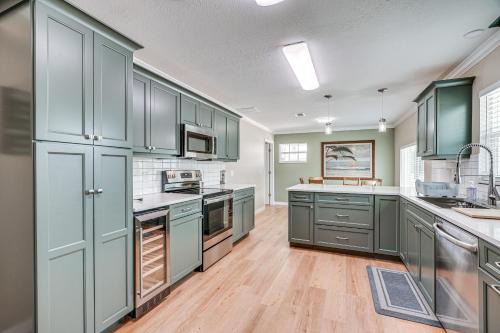 Mid Island Casa | 1 Block to Shore Fort Myers Beach Retreat