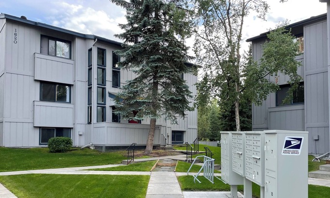 Airport Heights Community Council Condominio | 1 br 1 bath condo w/ office & covered parking near downtown and U-Med districts