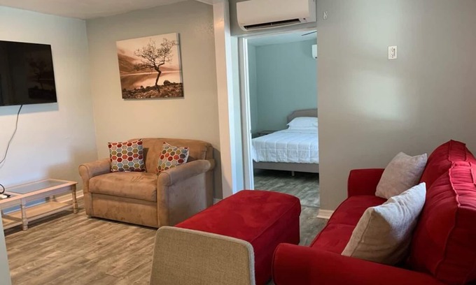 Clearwater Condominio | 1 BR Apartment, Minutes to Beach! Free Parking!