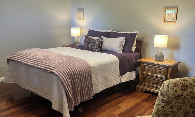 Notch Estates Condominio | 1 BR Condo Next to Pool with a View, 1 Mile to SDC. 3 Miles to Branson’s Strip.